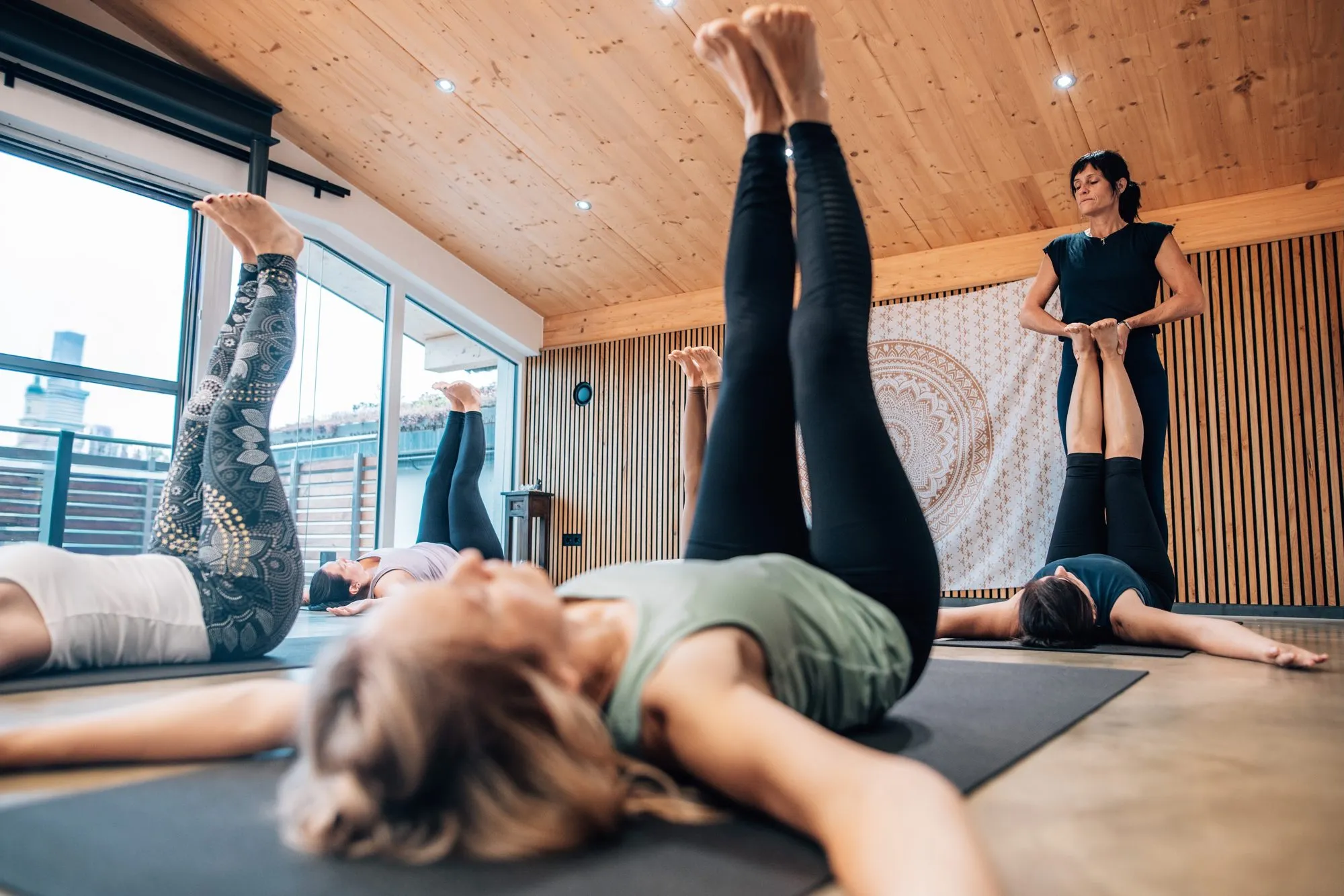 Gruppe auf Yogamatten im RiverRoom