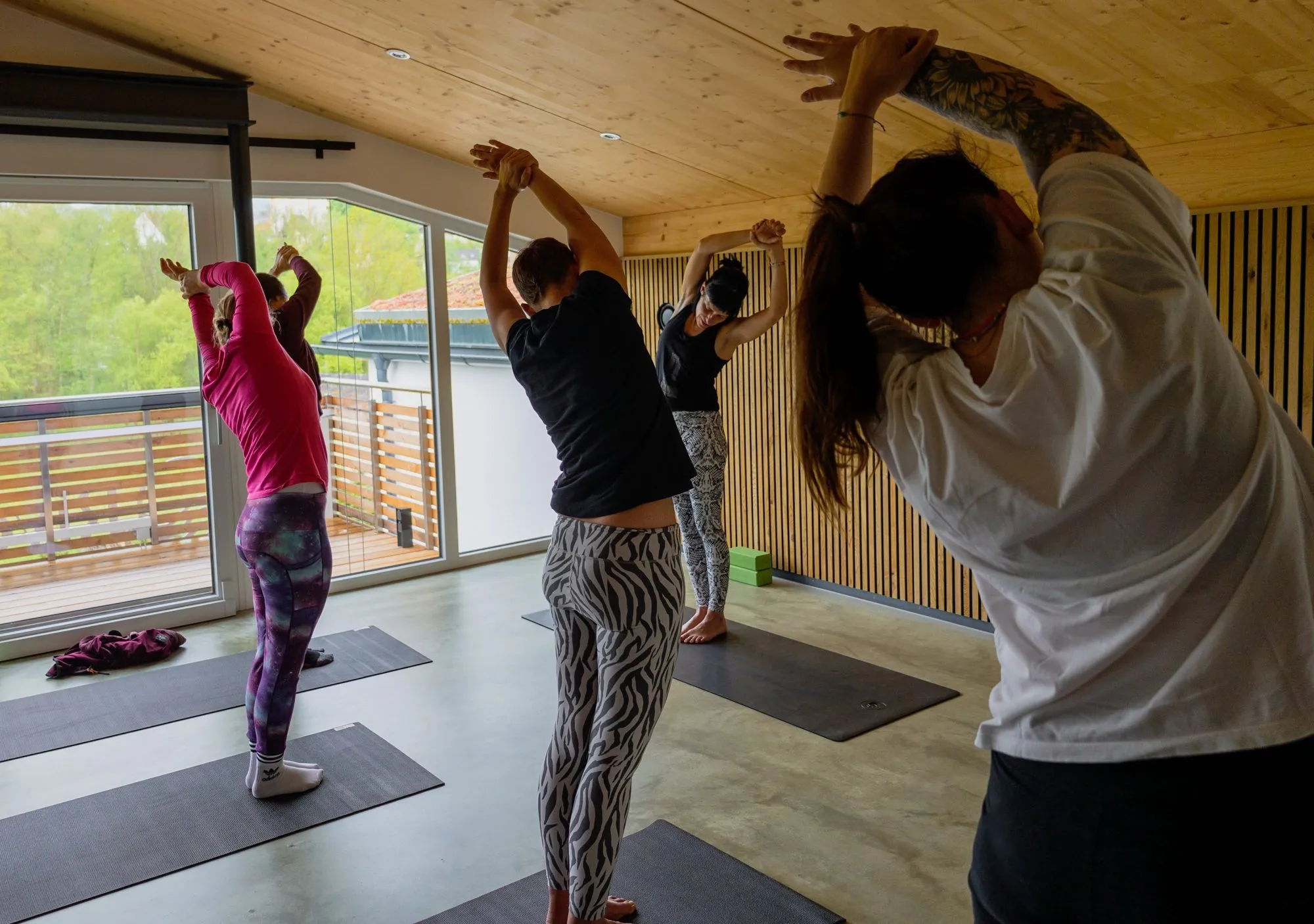 Vinyasa-Praxis mit Blöcken